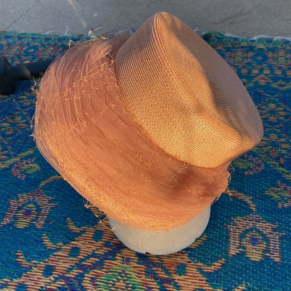 Evelyn Varon peach beige classic 1940’s hat excellent condition size 22 - Picture 4 of 9